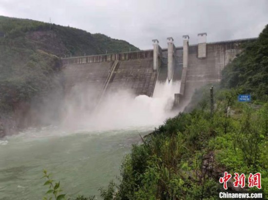 广西桂林漓江上游水库排洪漓江洪水开始缓慢回落