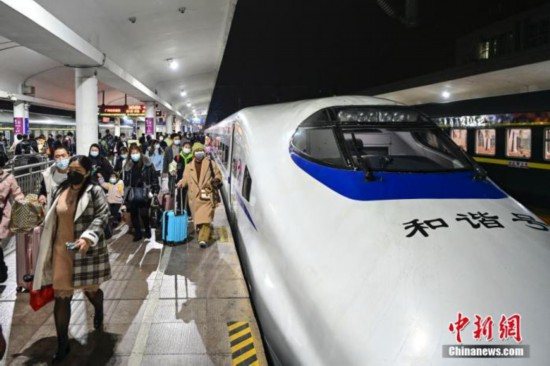 1月17日，广东省广州市，乘坐D4545次列车的旅客在广州站进站乘车。1月17日5点36分，广东春运首日首趟列车D4545次(广州—成都东)从广州站驶出，将于当日14点22分抵达成都东。 <a target='_blank'  data-cke-saved-href='/' href='/'><p  align=