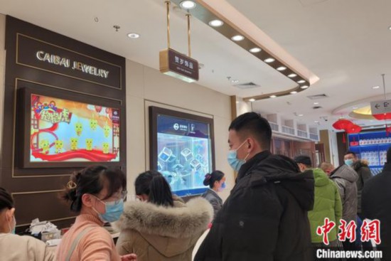 图为菜百首饰贺岁饰品人潮涌动。 石睿 摄
