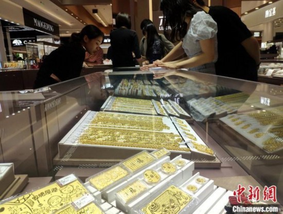 资料图：民众在商场购买黄金饰品。 <a target='_blank'  data-cke-saved-href='/' href='/'><p  align=