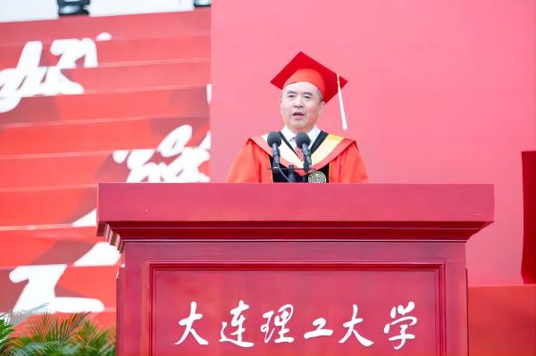 大连理工大学校长贾振元在2023届毕业典礼上讲话。校方供图