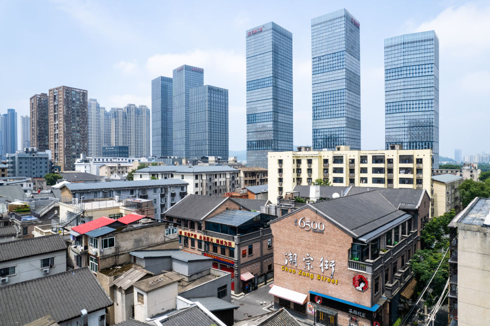   这是在长沙市开福区拍摄的潮宗街及周边景色（无人机照片，6月7日摄）。新华社记者 陈思汗 摄