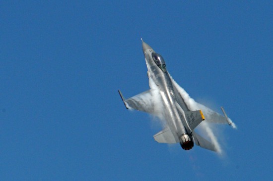 　2016年2月16日，一架美国空军F-16C/D战斗机在新加坡航空展上表演特技飞行。新华社发（邓智炜摄）