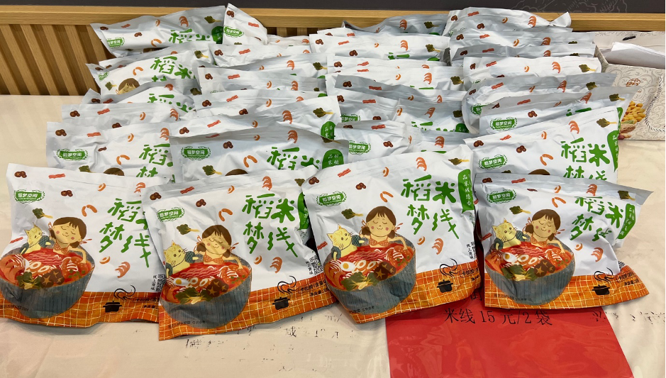“稻梦小镇”商店中售卖的米线。北京工商大学 吴语涵摄