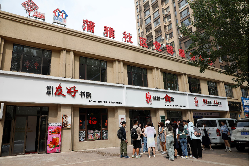 记者团在蒲雅社区采访。华北电力大学 闫杨摄