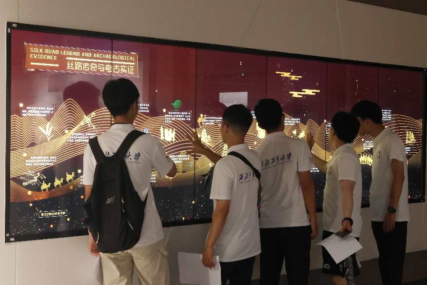 中外学生在大明宫丹凤门遗址博物馆。学校供图