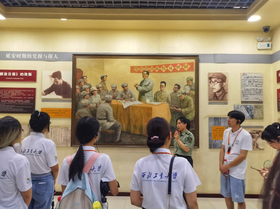 中外学生在延安参观博物馆。学校供图