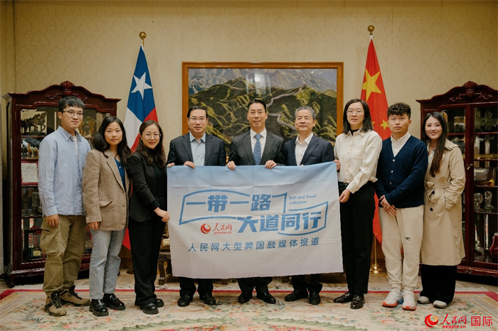 牛清报大使（中）与人民网、人民日报社记者合影。人民网记者 张若涵摄