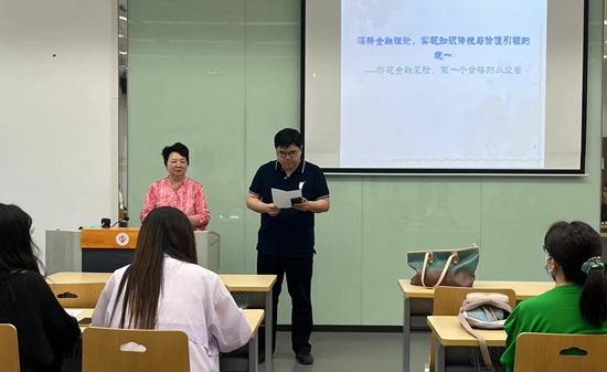 北京交通大学退休教师霍翠凤在中国石油大学（北京）克拉玛依校区授课。校方供图