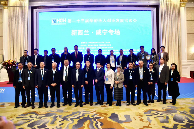 与会嘉宾学者合影留恋