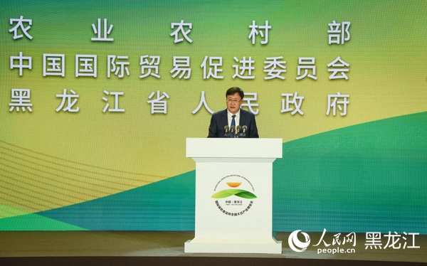 首届中国（黑龙江）国际绿色食品和全国大豆产业博览会产销对接和招商推介会上，拜泉县委副书记、县长王其林推介该县大豆产业优势。人民网记者苏靖刚摄