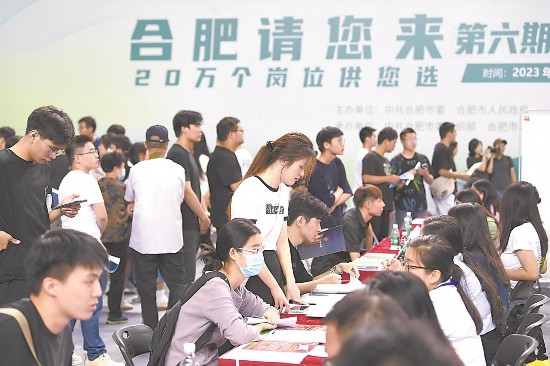 高校毕业生现场对接会。（资料图片） 本报通讯员 陈三虎 摄