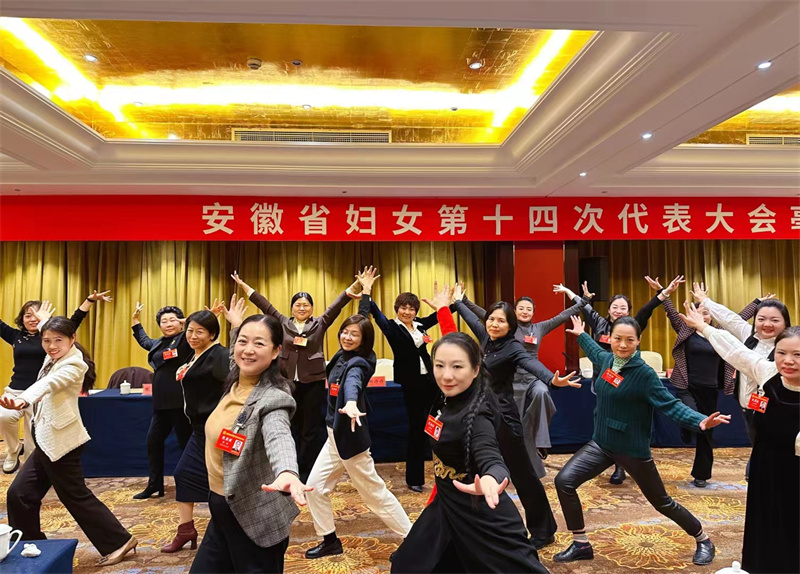 华一带领代表团练习华佗五禽戏。赵强摄