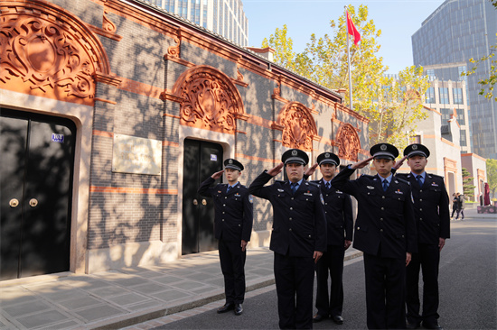 新天地治安派出所民警在中共一大旧址庄严宣誓，永远做党的诞生地的忠诚卫士。