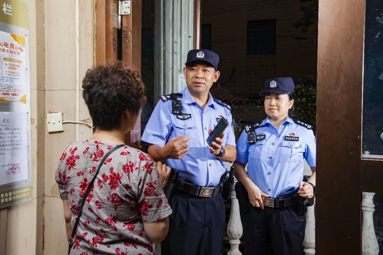 普陀分局曹杨新村派出所民警黄良泉、孔丹萍上门开展反诈宣传