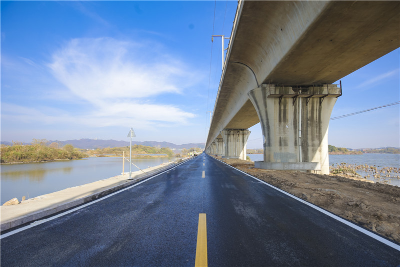 鄂州花湖机场南门连接线工程建成通车。杨晨风摄