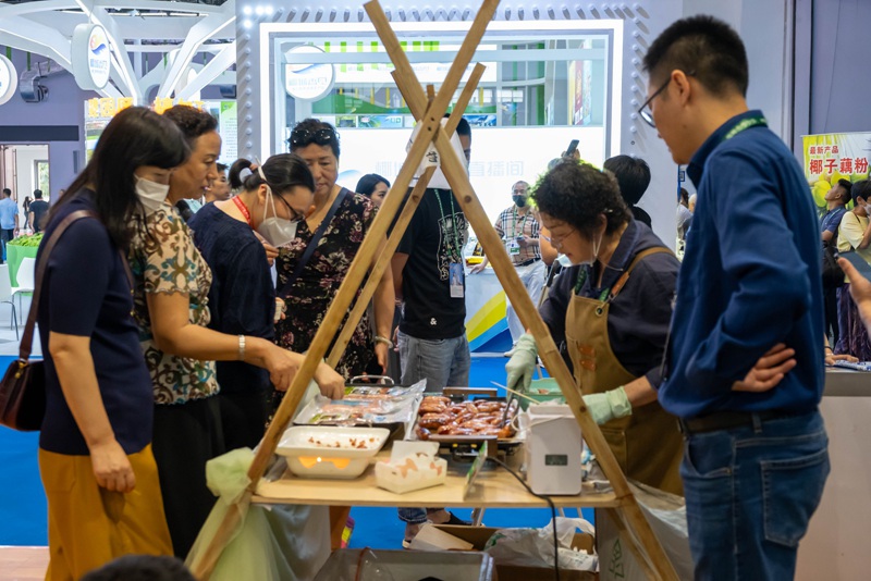 市民游客在五指山馆内品尝美食。蒋才锦摄
