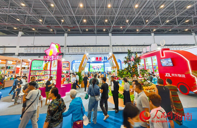 澄迈展馆人流如织。人民网记者 牛良玉摄
