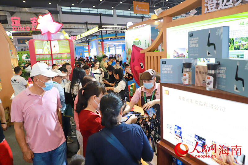 观众现场了解澄迈特色产品。人民网记者 牛良玉摄