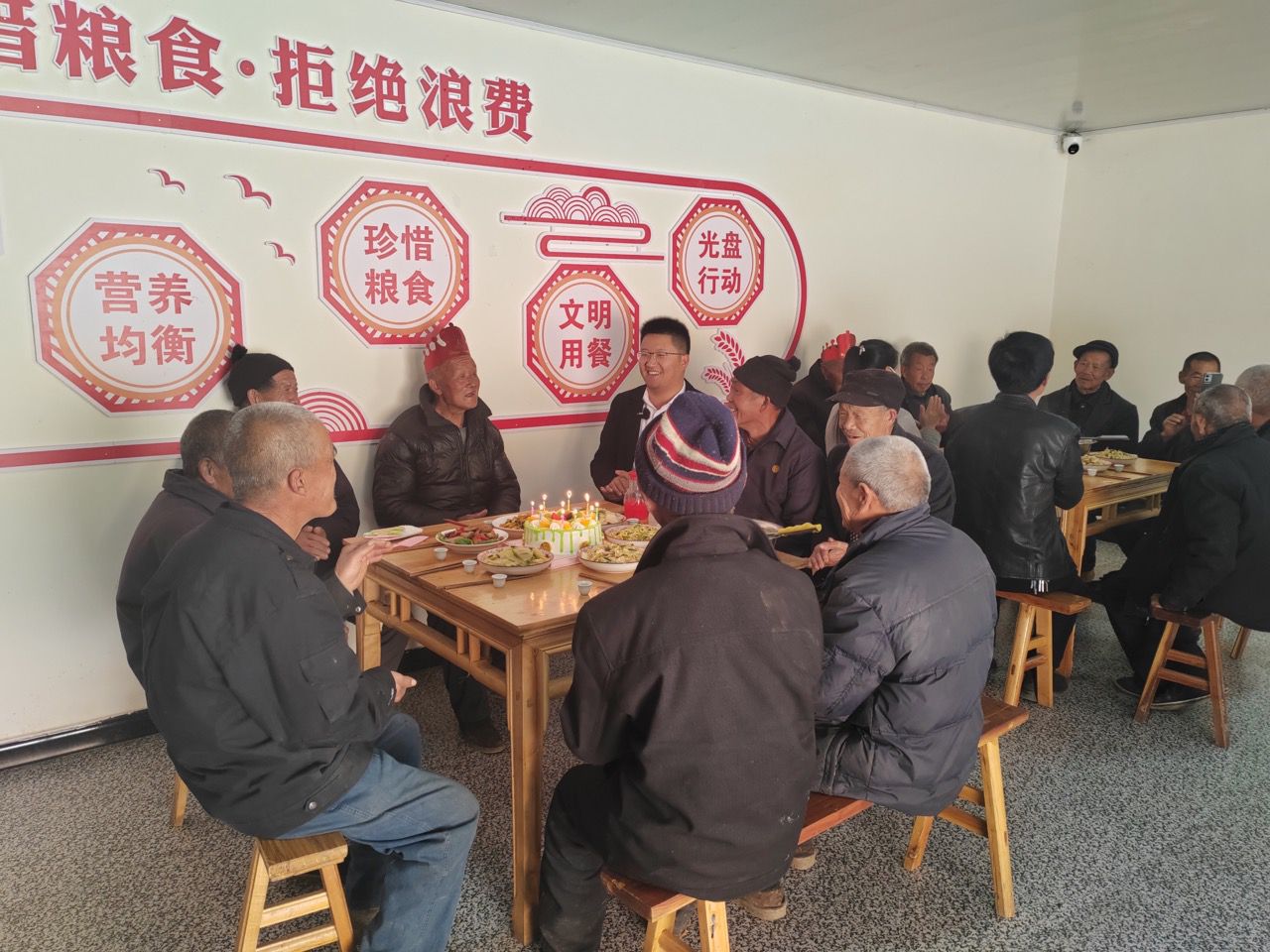 老人在小新川村老年日间照料中心乐享晚年生活。付颂锐摄