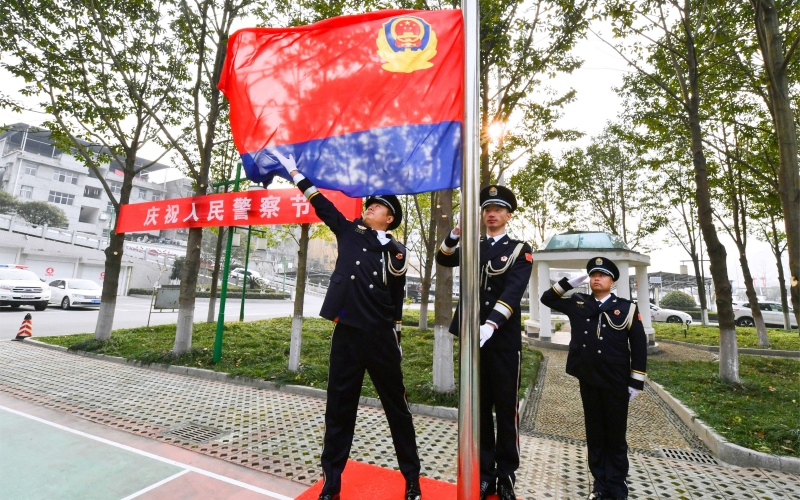 升警旗。