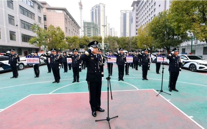 向警旗重温入警誓词。