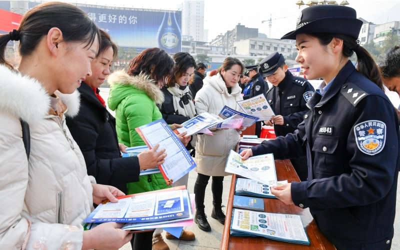 民警在广场开展法治宣传活动。