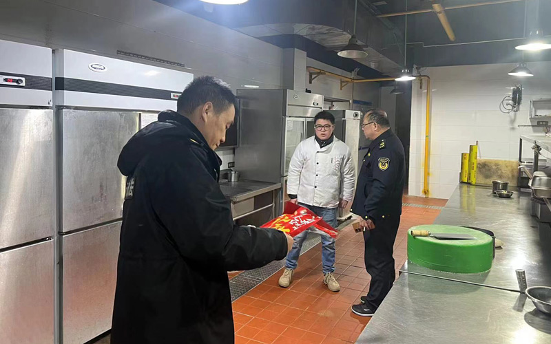 咸安区市场监管人员对食材进行检查