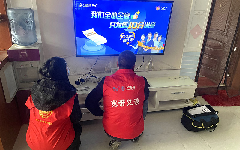 湖北移动网络工程师入户为居民调试FTTR千兆网络