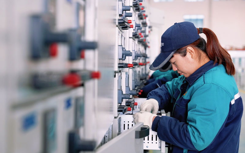 电气公司工人们正在操作机器
