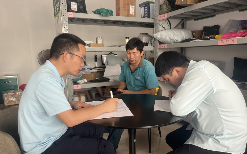 竹溪县烟草专卖局客服部与邮管局对接快递进村工作。师立林摄