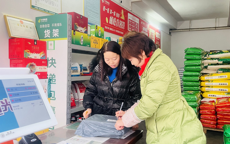 顾客正在零售店寄快递。师立林摄