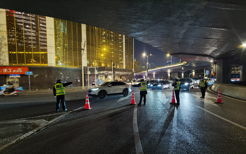 撒盐除冰时，硚口交警在解放大道路口引导车辆绕行。