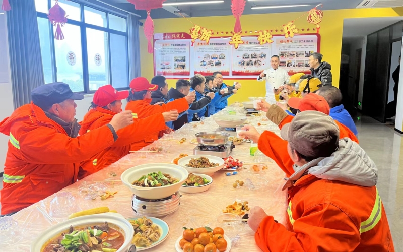 武汉市中华路街道请新就业群体吃爱心“团年饭”。