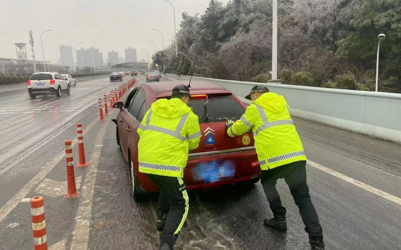 武汉交警迎风战雪 持续“护航”。