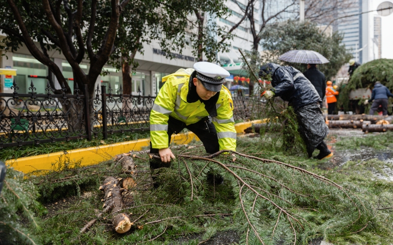 武汉交警迎风战雪 持续“护航”。