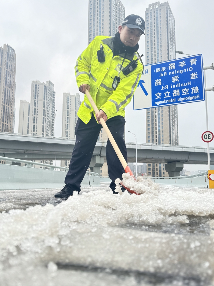 武汉交警迎风战雪 持续“护航”。