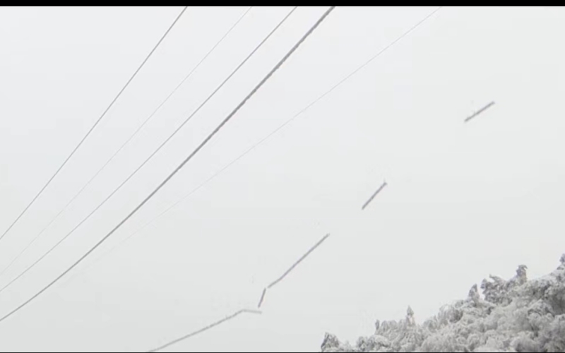 工作人员开展低温雨雪冰冻天气融冰作业。谢志铭摄