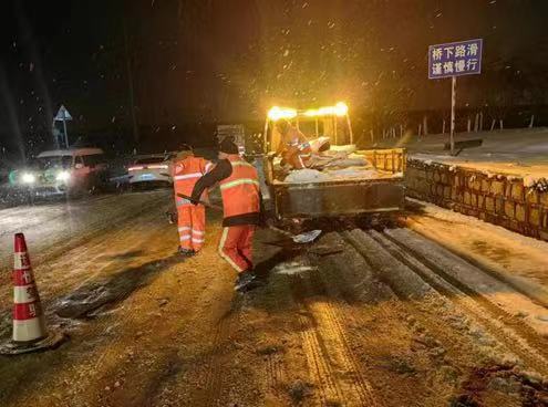 凝心聚力战风雪
