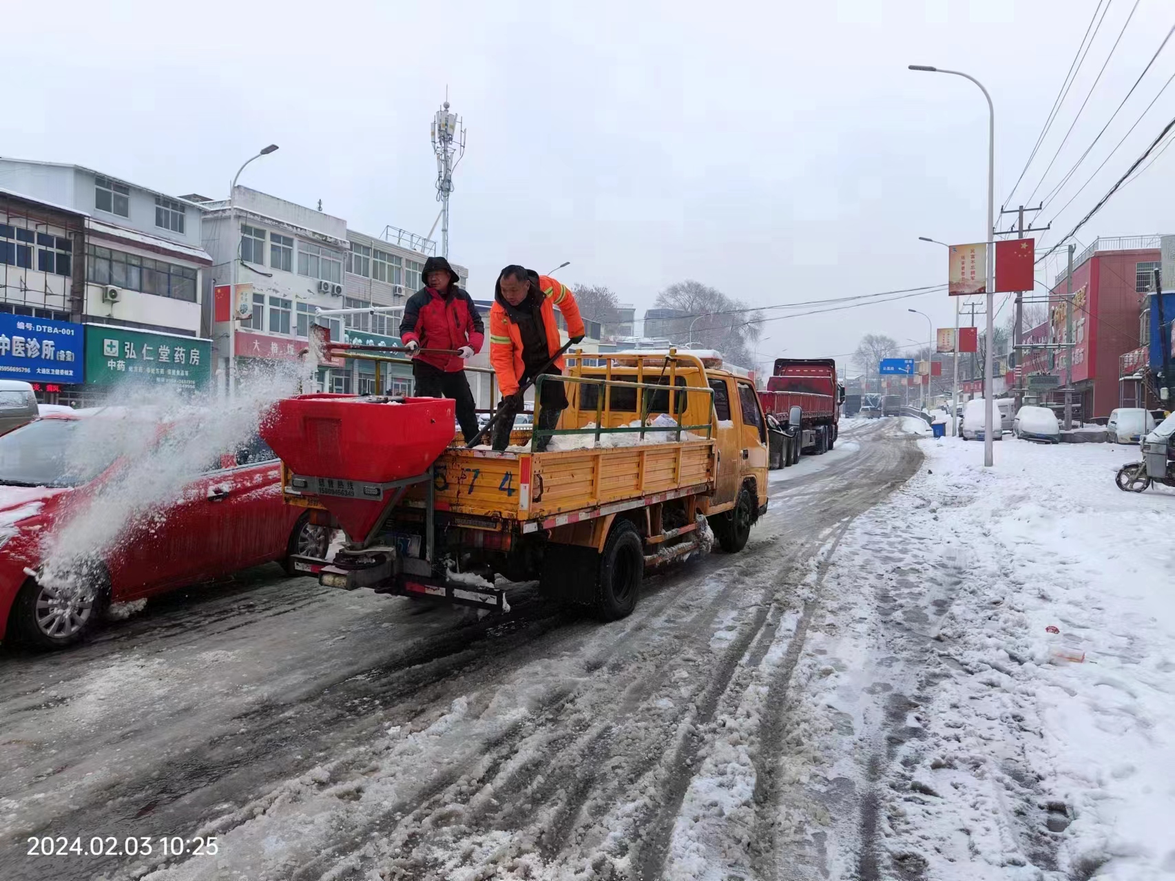 凝心聚力战风雪