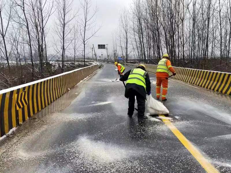 凝心聚力战风雪