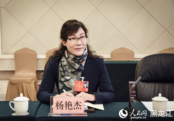 黑龙江省人大代表、哈尔滨医科大学心理科学与健康管理中心主任杨艳杰。人民网记者 苏靖刚摄