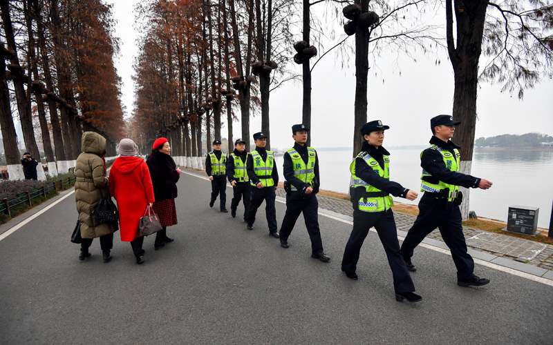 东湖分局民警在东湖绿道随时接受游客求助