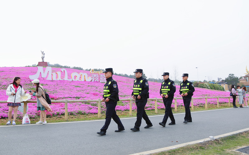 民警在景区开展巡逻