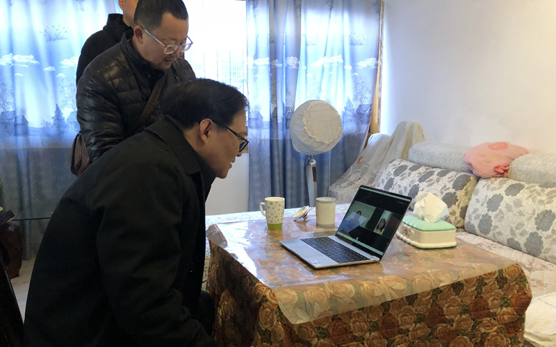 江汉大学党委书记覃道明与学生远程视频通话