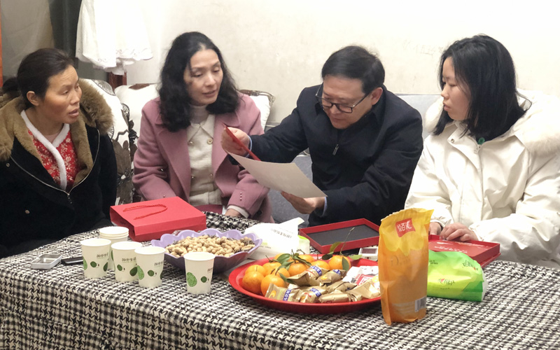 江汉大学党委书记覃道明正在学生家中家访。