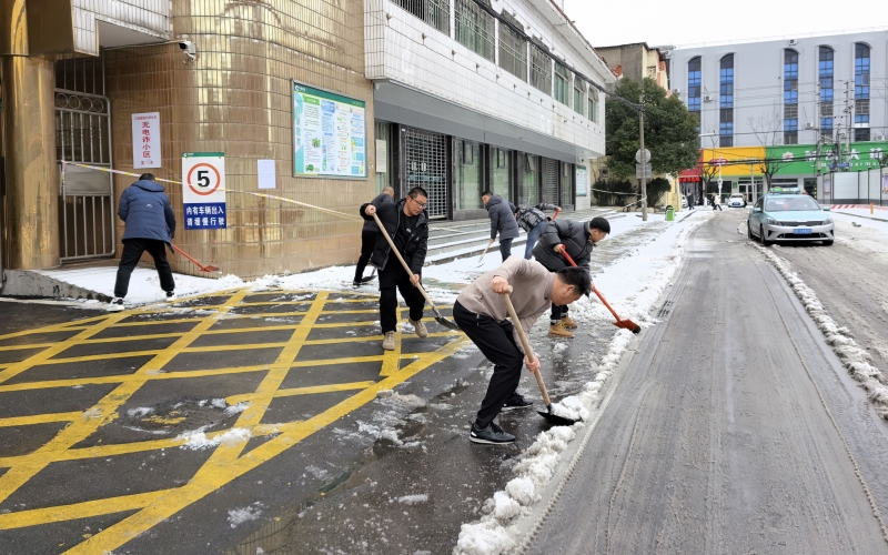 公安县烟草局分管领导带领工作突击队清理公路积雪。