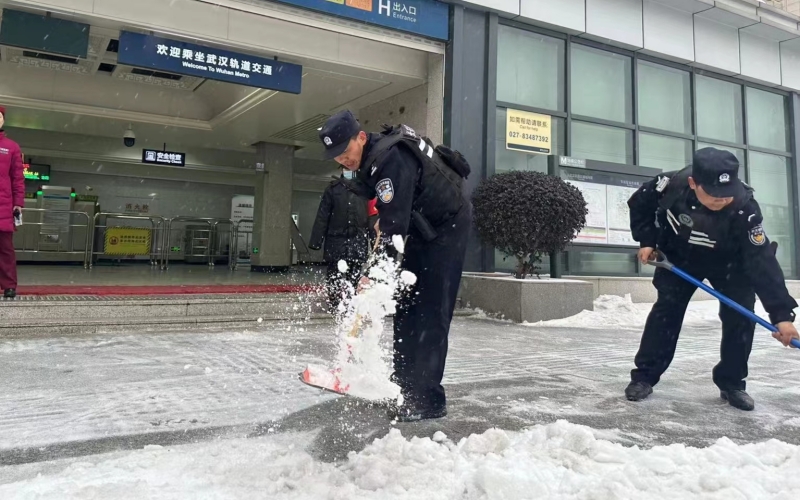 武汉公安应对低温雨雪冰冻天气。