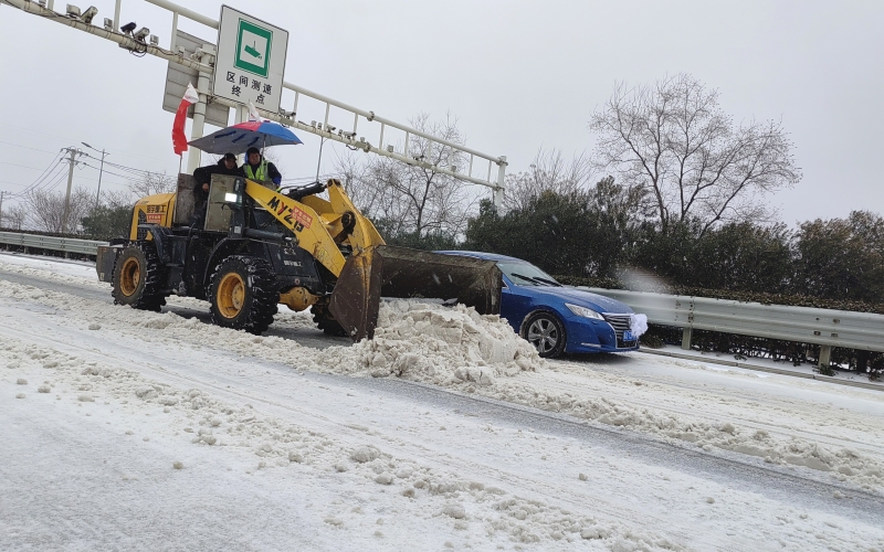 铲车开道除雪。袁永华摄