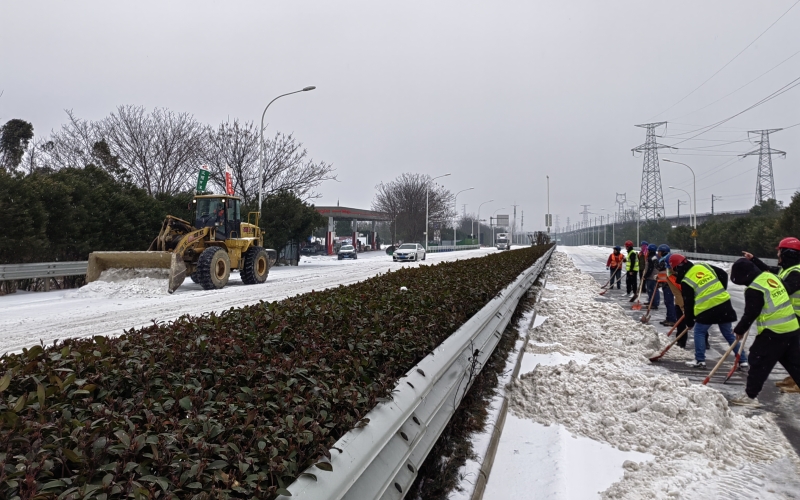 突击队员齐心协力铲雪除冰。袁永华摄